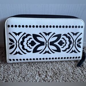 Stylish Vera Bradley Black and White Wallet